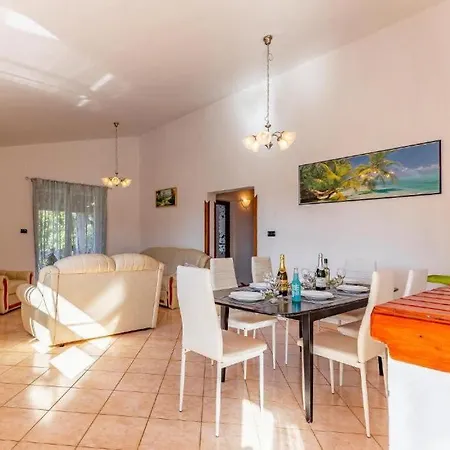 Casa Montiron - Pet Friendly With Pool 펜션